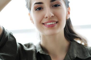 Güzel yüzlü güzel kız.