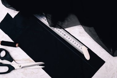 Siyah arkaplanda dikiş araçları