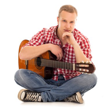 Tahta gitarlı genç bir müzisyen.