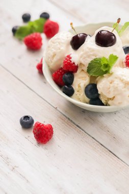 Kasede böğürtlenli lezzetli dondurma.