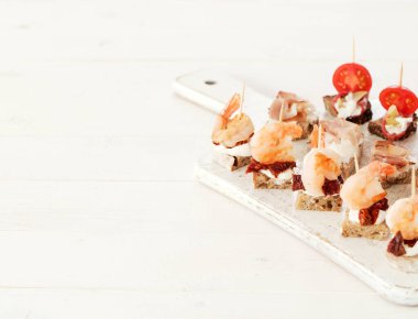 Yemek, aperatif. Masada lezzetli atıştırmalıklar var.