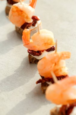 Yemek, aperatif. Masada lezzetli atıştırmalıklar var.