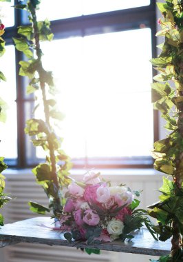 Güzel bir düğün buketi salıncakta