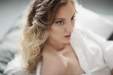 Yatma vakti. Yatakta güzel bir kız