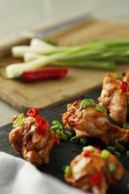 Yemek ve yemek. Kızarmış tavuk bacağı.