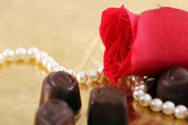Kırmızı gül ve çikolata şekerlemelerine yakın çekim