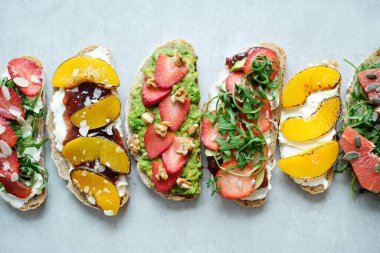 Yiyecekler. Masadaki tatlı sandviç.