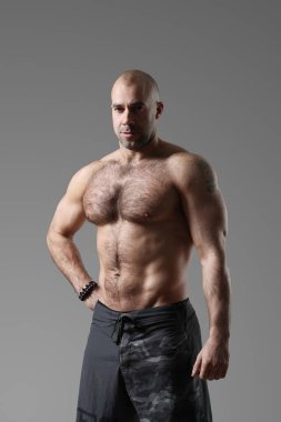 Vücut geliştirici. Kaslı vücutlu bir adam.