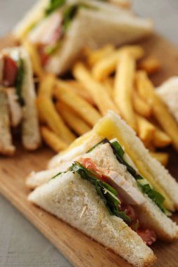 Yiyecekler. Masada nefis bir sandviç.