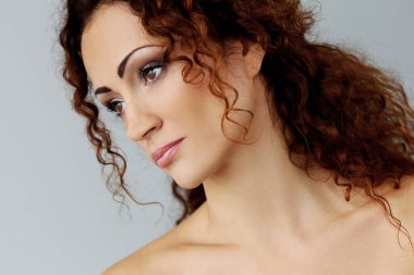 Güzel yüzlü, çekici bir kadın.