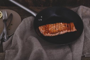 Lezzetli, ızgara somon masada.