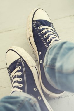 Yerde klasik spor ayakkabılar.