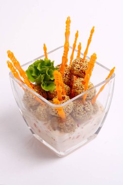 Beyaz arkaplanda izole edilmiş atıştırmalıklar