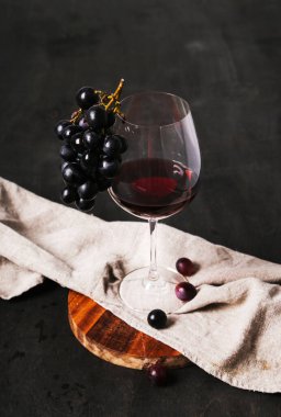 İçelim. Masada nefis şarap var.