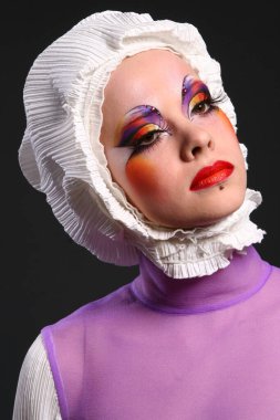 Stüdyoda parıltılı makyajlı şık genç kadınlar. 