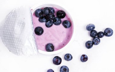 Beyaz arka planda lezzetli yaban mersinli yoğurt