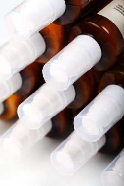 beyaz zemin üzerinde Kozmetik Şişeler ve yakın çekim