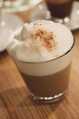 Kahve. Masada nefis bir kapuçino.