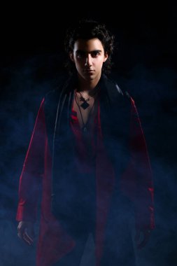 Siyah arka planda izole edilmiş genç ve çekici Latin çocuk.