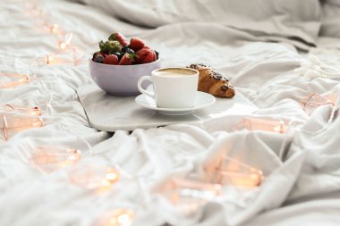 - Günaydın. Yatakta nefis kahvaltı.