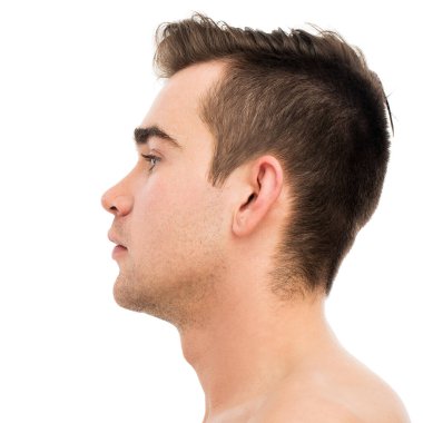 Çekici, beyaz arka planda yakışıklı bir adam.