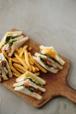 Yiyecekler. Masada nefis bir sandviç.