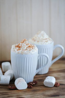 - Kahve. Köpüklü nefis bir latte.