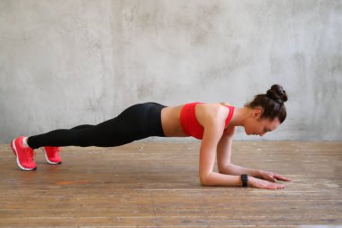 Fitness. Kadın evde egzersiz yapıyor.