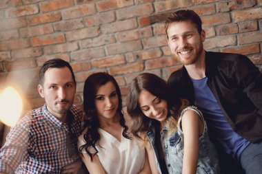 mutlu arkadaş grubuyla parti. Çekici gençler evde eğlenmek