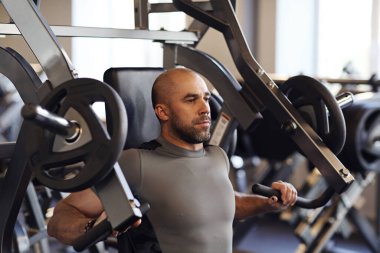Fitness. Spor salonundaki adam.