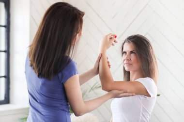 Kadın profesyonel bir doktordan fizik tedavi görüyor.