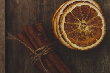 Masada kurumuş portakal dilimleri var.