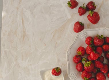 Lezzetli meyveler masada.