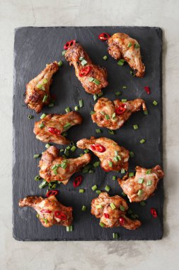 Yemek ve yemek. Kızarmış tavuk bacağı.