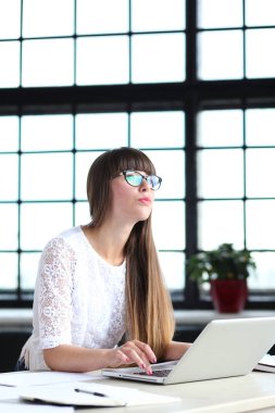 Ofisteki güzel kız.