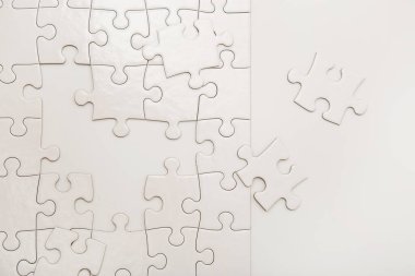 Masadaki beyaz bulmaca