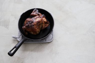 Kızarmış tavuk kızartma tavasında.