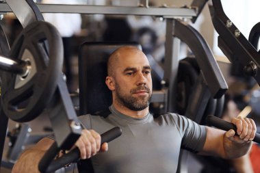 Fitness. Spor salonundaki adam.