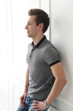 Yaşam tarzı. Evde çekici bir adam var.