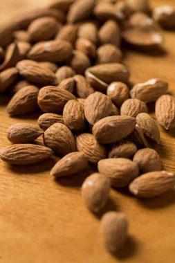 Masada kahverengi fındık yığını var.