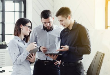 İş durumu konsepti. İnsanlar ofiste çalışma planını tartışıyor.