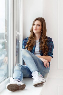 Pencerenin kenarındaki sevimli, güzel kadın.