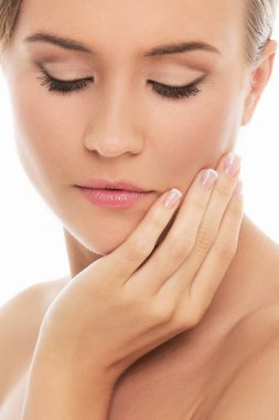 Güzel yüzlü tatlı bir kadın.