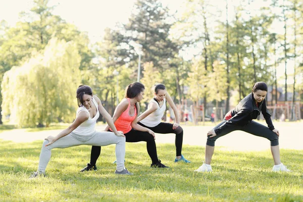 Spor Kadınlar Parkta Egzersiz Yapar — Stok fotoğraf