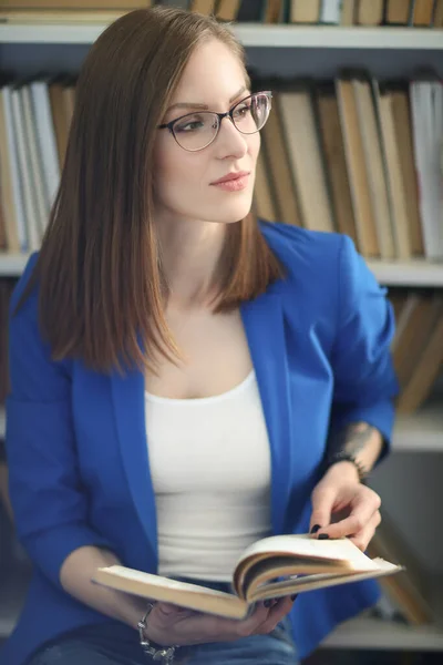 Estilo Vida Mujer Chaqueta Azul Casa — Foto de Stock