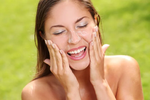 Wanita Cantik Dan Bahagia Mencuci Wajahnya — Stok Foto