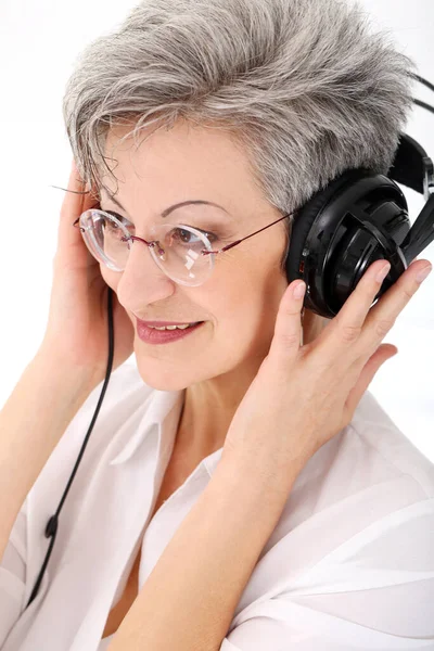 Feliz Anciana Con Auriculares — Foto de Stock