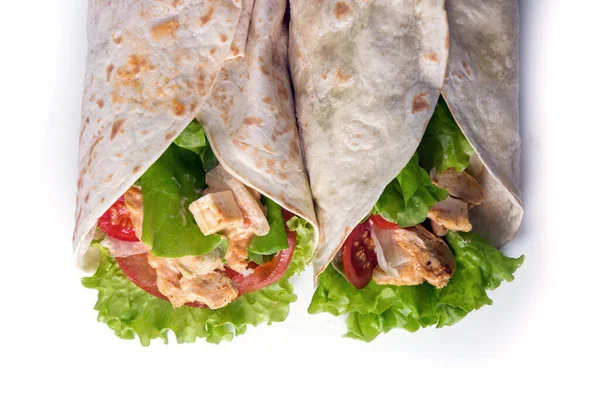 Beyaz arka planda lezzetli tortilla