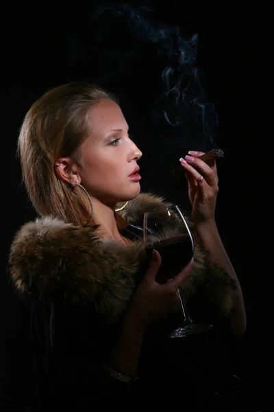 Uma Mulher Bonita Elegante Com Vinho — Fotografia de Stock