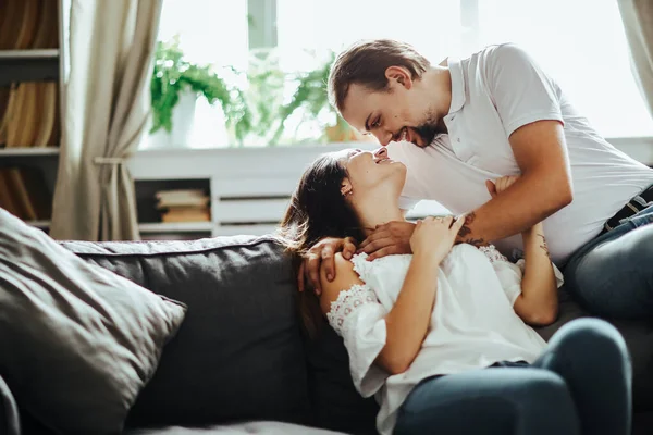 Retrato Casal Bonito Encantador Relaxante Casa — Fotografia de Stock